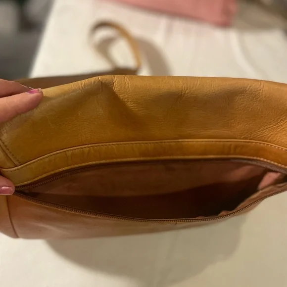 Classic Tan Leather Crossbody Messenger Bag - Picture 7 of 9